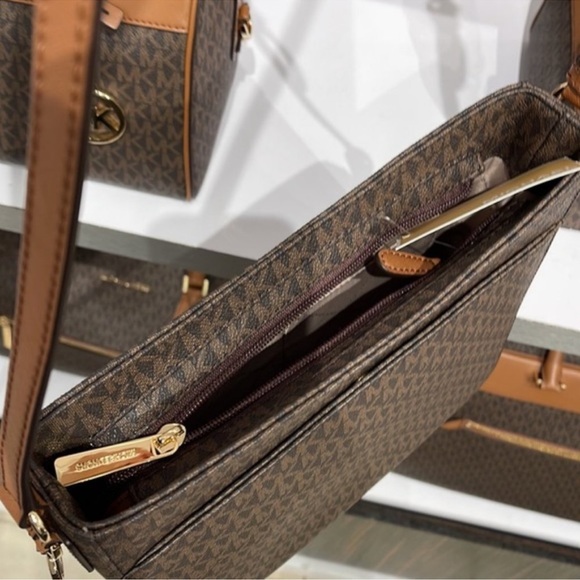 Michael Kors LG MESSENGER Crossbody BROWN - Picture 13 of 16